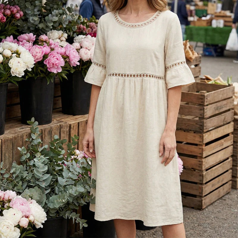 Ginette | Robe mi-longue à col rond avec dentelle ajourée et manches à volants